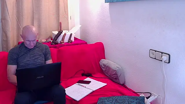 Snapshot of IvonneAndDom chatting on February 18, 11:17 am IvonneAndDom online show from February 18, 11:17 am