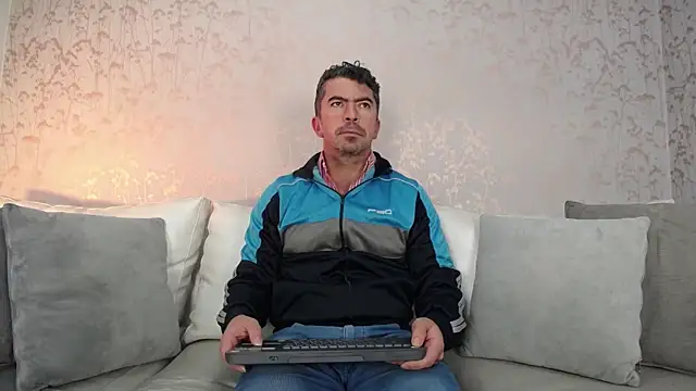 Snapshot of JuanKFit_45 chatting on November 11, 1:33 pm JuanKFit 45 online show from November 11, 1:33 pm