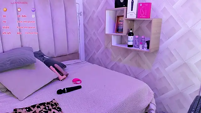 Clhoe Johnson online show from November 15, 12:23 pm