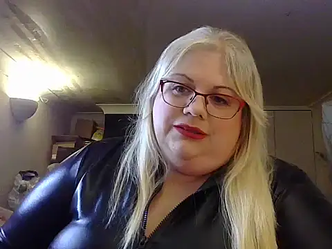 Kinkyhousewife83 online show from September 27, 4:23 pm