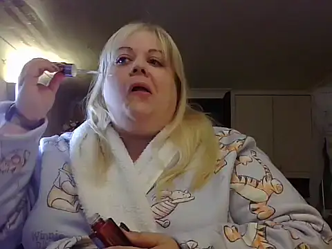 Kinkyhousewife83 online show from October 16, 10:05 am