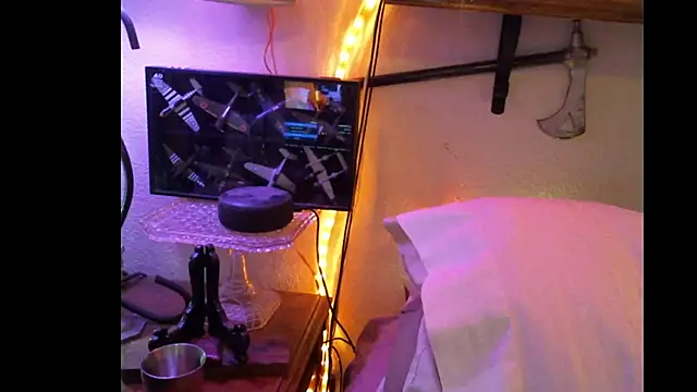 Pussyeat2please online show from November 16, 7:25 am