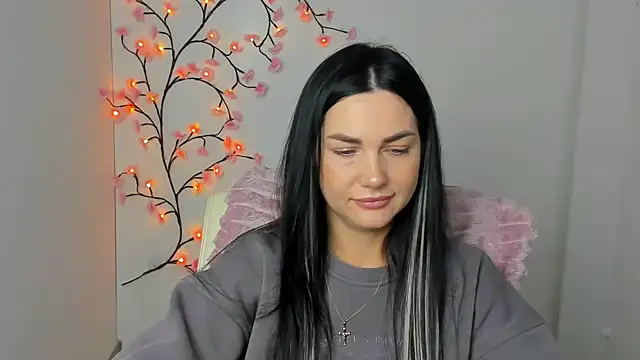 Lune Moon online show from April 10, 5:45 am