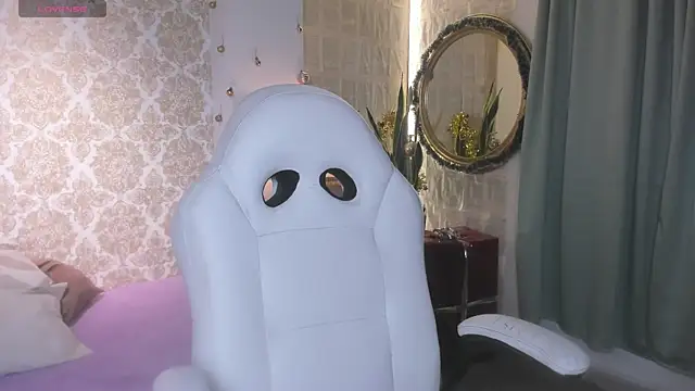 LilyThea online show from December 18, 9:32 pm