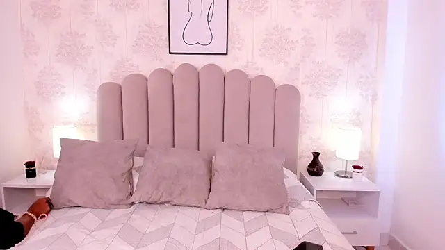 ShaynaHosk online show from December 19, 11:17 am