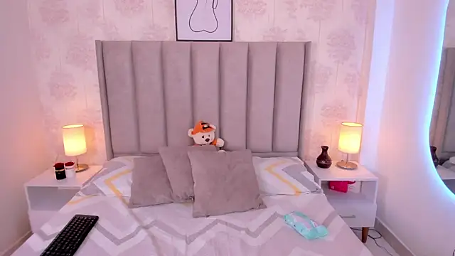 ShaynaHosk online show from March 21, 9:29 pm