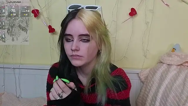 Snapshot of PortiaHedge chatting on October 24, 6:15 pm PortiaHedge online show from October 24, 6:15 pm