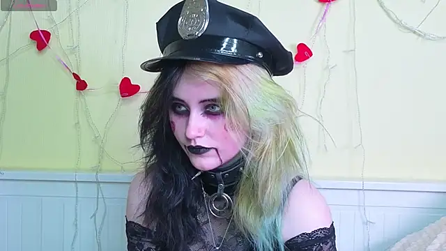 Snapshot of PortiaHedge chatting on October 31, 6:31 pm PortiaHedge online show from October 31, 6:31 pm