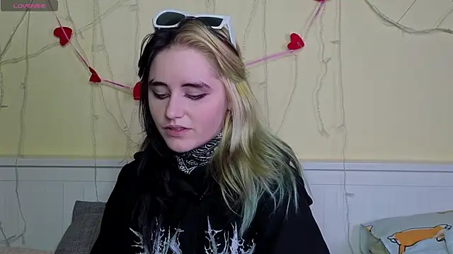 Snapshot of PortiaHedge chatting on November 9, 6:06 pm PortiaHedge online show from November 9, 6:06 pm