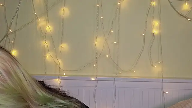 Snapshot of PortiaHedge chatting on November 12, 6:19 pm PortiaHedge online show from November 12, 6:19 pm