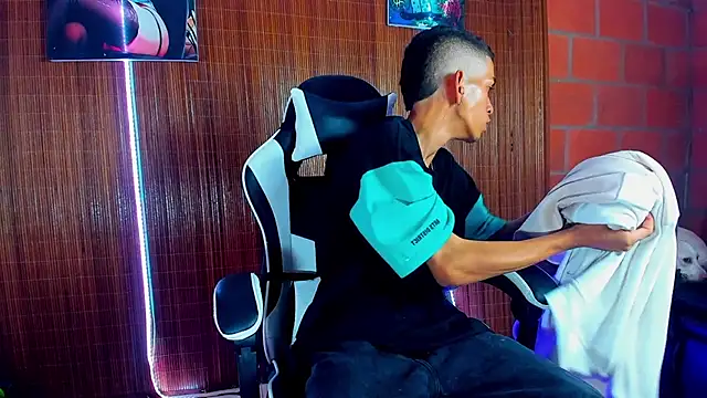 Snapshot of briamhoconor_xh chatting on February 15, 4:53 am briamhoconor xh online show from February 15, 4:53 am