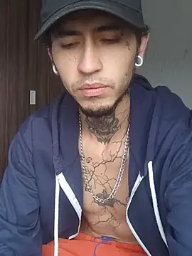 Snapshot of Tattoboy19cm chatting on October 21, 3:24 pm Tattoboy19cm online show from October 21, 3:24 pm