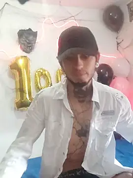 Snapshot of Tattoboy19cm chatting on October 23, 3:11 pm Tattoboy19cm online show from October 23, 3:11 pm