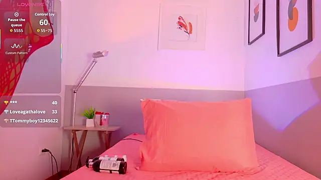 cutepetitee online show from October 8, 7:55 pm