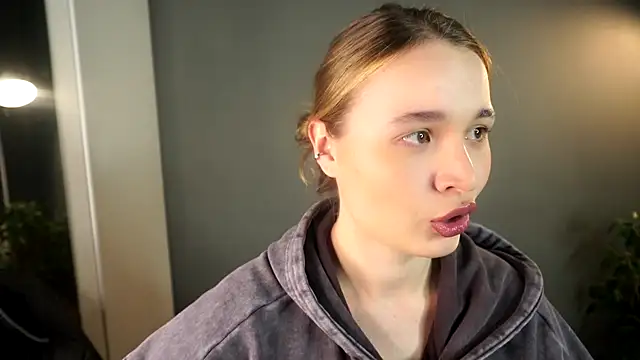 lisa schiele online show from December 4, 9:01 pm