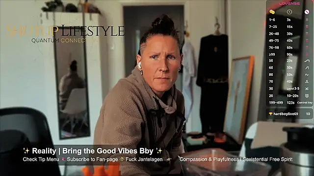 Snapshot of SwingWingWomanSweden chatting on May 21, 11:06 am SwingWingWomanSweden online show from May 21, 11:06 am
