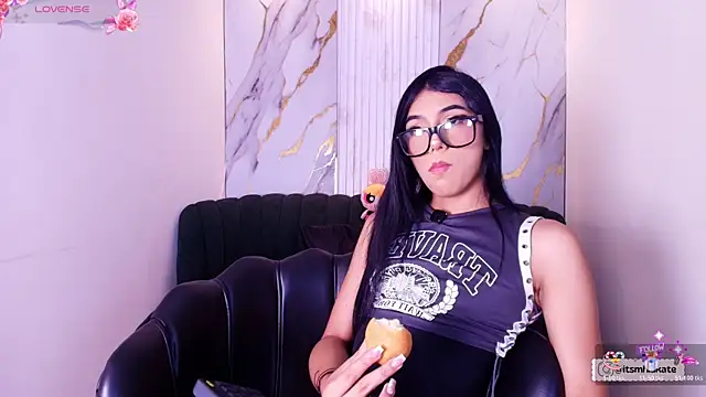 Snapshot of Mhiaa_Sweet chatting on May 9, 12:43 pm Mhiaa Sweet online show from May 9, 12:43 pm