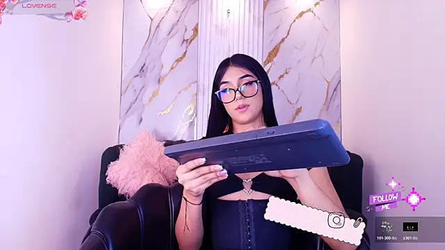 Snapshot of Mhiaa_Sweet chatting on May 18, 12:11 pm Mhiaa Sweet online show from May 18, 12:11 pm