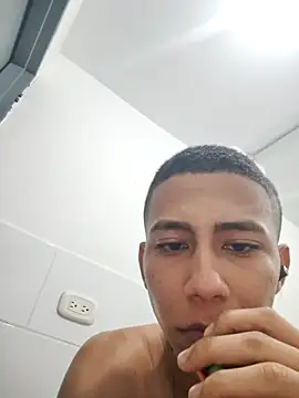 Snapshot of Davig4 chatting on November 17, 5:24 am Davig4 online show from November 17, 5:24 am