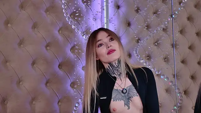 Snapshot of AriWild chatting on November 15, 4:21 am AriWild online show from November 15, 4:21 am