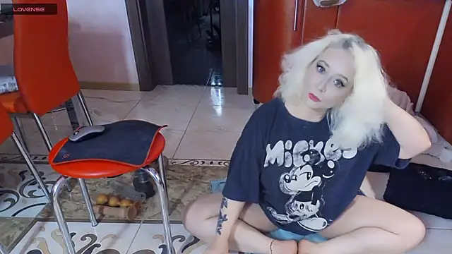 SquirtMilf00 online show from April 7, 2:56 am