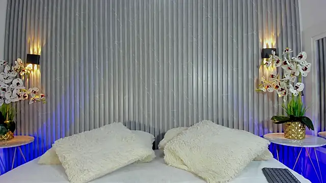 SOPHICOLLINS online show from September 19, 7:03 pm