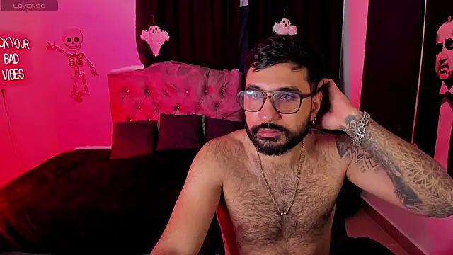 Snapshot of DanteAndVictoria chatting on October 16, 1:50 am DanteAndVictoria online show from October 16, 1:50 am