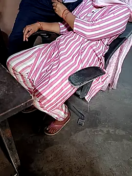 Snapshot of SIMRANSONU26 chatting on April 15, 7:48 am SIMRANSONU26 online show from April 15, 7:48 am