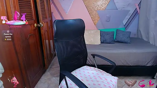 sharlottxl online show from November 28, 12:46 am