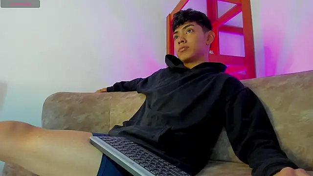 LoganTwink18 online show from December 19, 1:40 pm