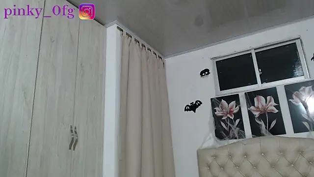 pinky f00x online show from October 16, 12:00 am