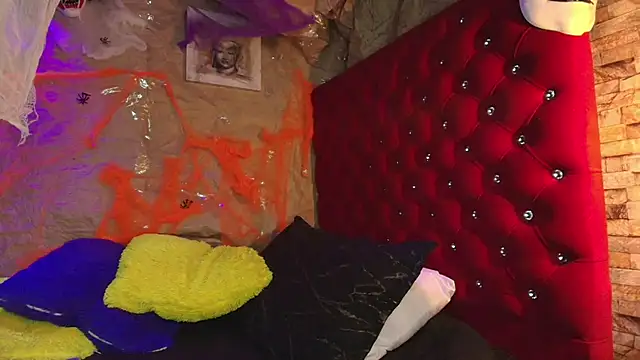 Victoria Thompson1 online show from November 5, 8:20 pm