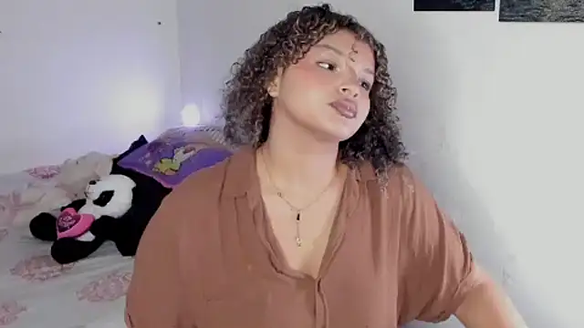 chloe kisses online show from March 31, 12:05 pm