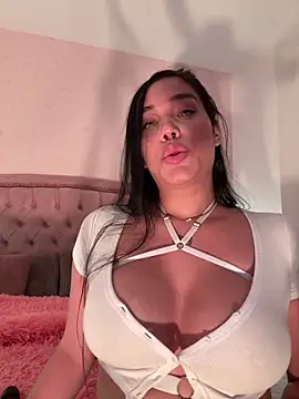 Snapshot of Bella__Wood chatting on September 21, 7:15 pm Bella Wood online show from September 21, 7:15 pm