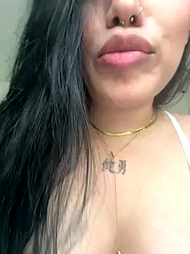 Snapshot of Bella__Wood chatting on September 28, 5:51 pm Bella Wood online show from September 28, 5:51 pm