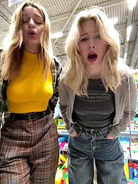 Snapshot of Cum_girlss chatting on October 19, 4:13 am Cum girlss online show from October 19, 4:13 am