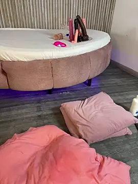 Snapshot of Saracooper__ chatting on April 11, 7:45 am Saracooper online show from April 11, 7:45 am