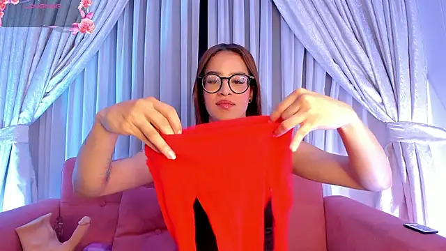 Snapshot of ZoeWestt chatting on December 16, 5:12 am ZoeWestt online show from December 16, 5:12 am