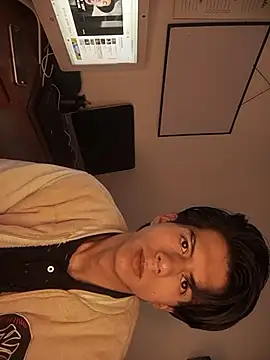 Snapshot of Friqui_Sex chatting on November 4, 3:22 pm Friqui Sex online show from November 4, 3:22 pm