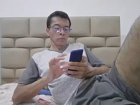 Snapshot of skinnylatino51 chatting on February 3, 1:15 am skinnylatino51 online show from February 3, 1:15 am