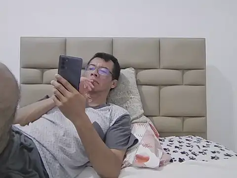 Snapshot of skinnylatino51 chatting on February 14, 1:35 am skinnylatino51 online show from February 14, 1:35 am