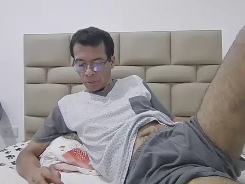 Snapshot of skinnylatino51 chatting on February 18, 12:50 am skinnylatino51 online show from February 18, 12:50 am