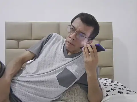 Snapshot of skinnylatino51 chatting on February 19, 1:34 am skinnylatino51 online show from February 19, 1:34 am