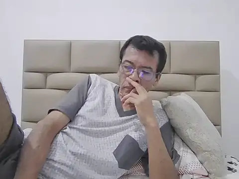 Snapshot of skinnylatino51 chatting on February 20, 1:24 am skinnylatino51 online show from February 20, 1:24 am