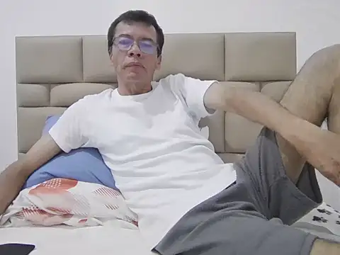 Snapshot of skinnylatino51 chatting on February 25, 12:42 am skinnylatino51 online show from February 25, 12:42 am