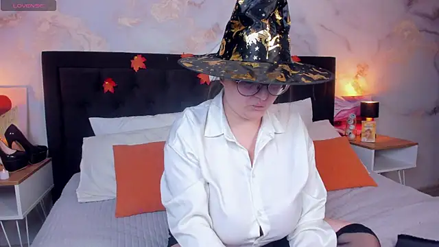 Snapshot of HelenDanvers chatting on October 29, 10:06 am HelenDanvers online show from October 29, 10:06 am