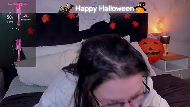 Snapshot of HelenDanvers chatting on October 30, 1:40 am HelenDanvers online show from October 30, 1:40 am