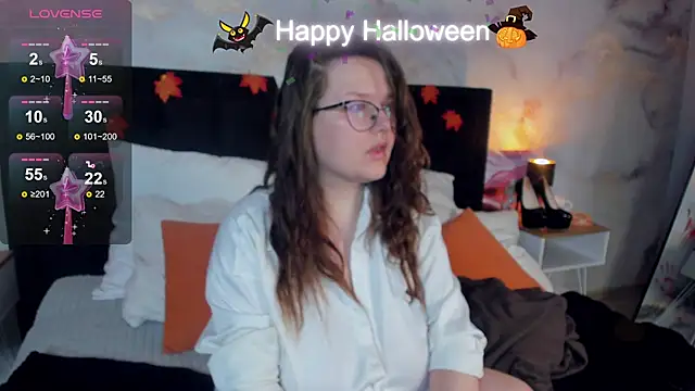 Snapshot of HelenDanvers chatting on October 31, 2:34 am HelenDanvers online show from October 31, 2:34 am