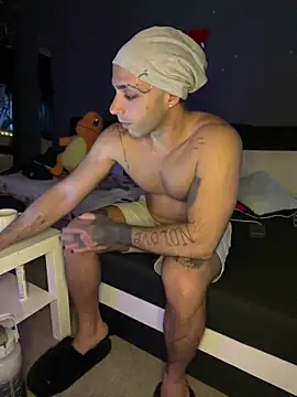 Snapshot of 1Richrichard1 chatting on June 16, 8:00 pm 1Richrichard1 online show from June 16, 8:00 pm