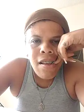 Snapshot of Esperanza_13 chatting on June 8, 8:20 pm Esperanza 13 online show from June 8, 8:20 pm